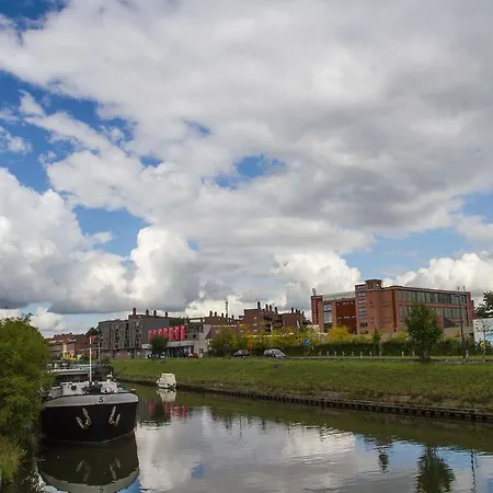 B³ Boat Πλωτό κατάλυμα 2*